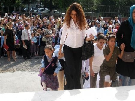 Anaokulu Ve Birinci Sınıflar İçin Ders Zili Çaldı