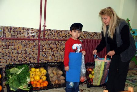 Anasınıfı öğrencileri sınıflarında açılan manav reyonunda alışveriş öğrendi