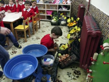 Anasınıfı öğrencileri sınıflarında açılan manav reyonunda alışveriş öğrendi