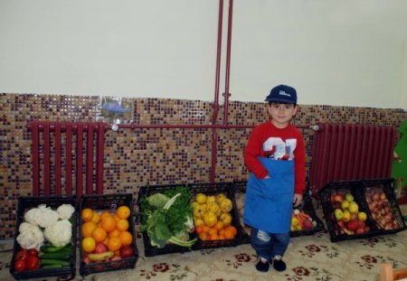 Anasınıfı öğrencileri sınıflarında açılan manav reyonunda alışveriş öğrendi