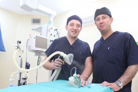Anestezi teknikeri, hastalar için çok yönlü maske icat etti