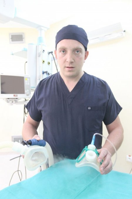 Anestezi teknikeri, hastalar için çok yönlü maske icat etti