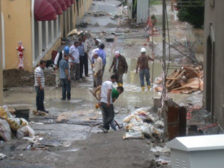 Ani Bastıran Yağmur Vatandaşa Zor Anlar Yaşattı