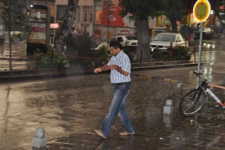 Aniden Bastıran Yağmurda Kalan Vatandaşlar Zor Anlar Yaşadı