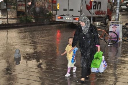 Aniden Bastıran Yağmurda Kalan Vatandaşlar Zor Anlar Yaşadı