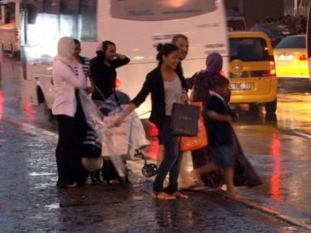 Aniden gelen sağanak yağışta vatandaşlar zor anlar yaşadı