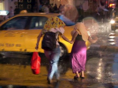 Aniden gelen sağanak yağışta vatandaşlar zor anlar yaşadı