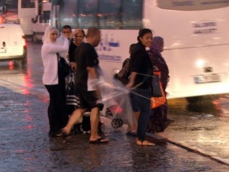 Aniden gelen sağanak yağışta vatandaşlar zor anlar yaşadı