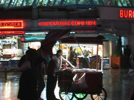 Aniden gelen sağanak yağışta vatandaşlar zor anlar yaşadı