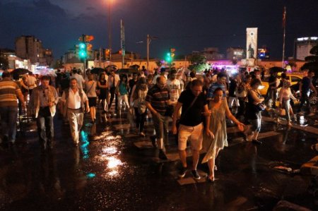 Aniden gelen sağanak yağışta vatandaşlar zor anlar yaşadı