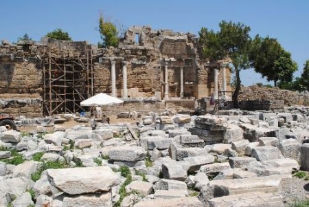 Anıtsal Çeşme Restorasyonunda Kayboldu Sanılan 40 Parça Roma Taşı Bulundu