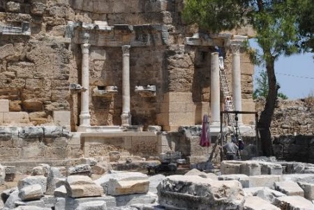 Anıtsal Çeşme Restorasyonunda Kayboldu Sanılan 40 Parça Roma Taşı Bulundu
