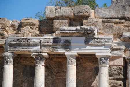 Anıtsal Çeşme'de sütunlara saçak yerleştirilmeye başlandı