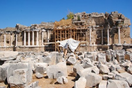Anıtsal Çeşme'de sütunlara saçak yerleştirilmeye başlandı