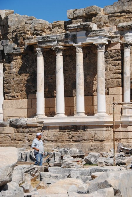 Anıtsal Çeşme'de sütunlara saçak yerleştirilmeye başlandı