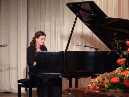 Anjelika Akbar Moskova’daki Konserinde Vanlı Depremzedeleri Unutmadı