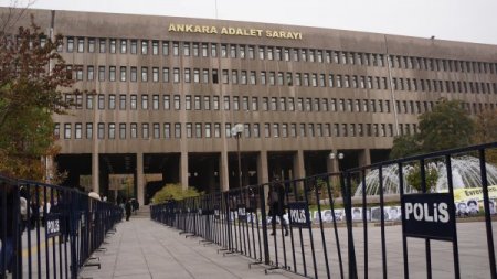 Ankara Adliyesi önünde darbeciler protesto ediliyor