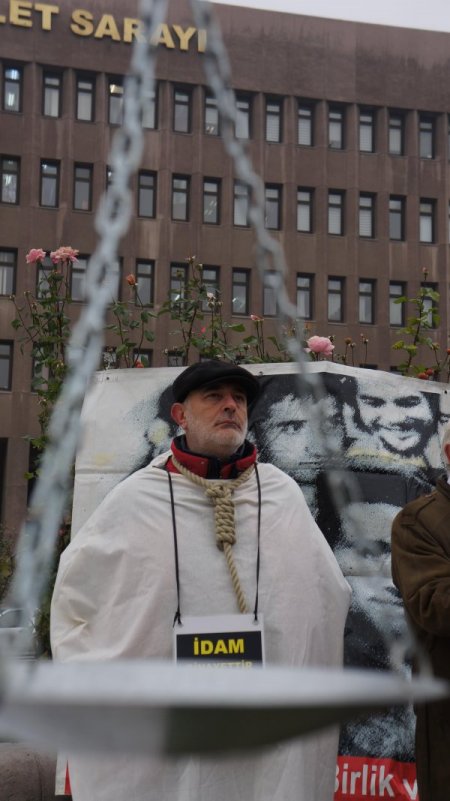 Ankara Adliyesi önünde darbeciler protesto ediliyor