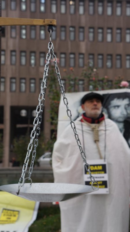 Ankara Adliyesi önünde darbeciler protesto ediliyor