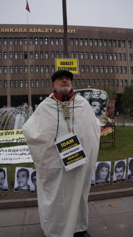 Ankara Adliyesi önünde darbeciler protesto ediliyor