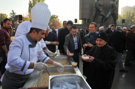 Ankara Büyükşehir ve Gazi Üniversitesi, Kızılay'da aşure dağıttı