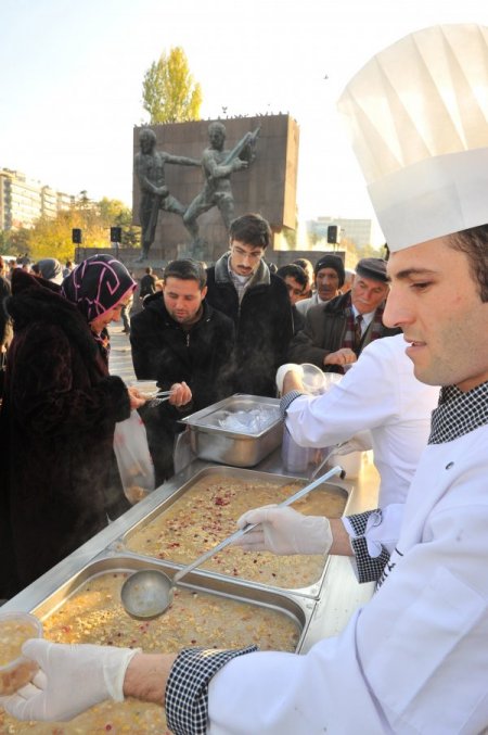 Ankara Büyükşehir ve Gazi Üniversitesi, Kızılay'da aşure dağıttı