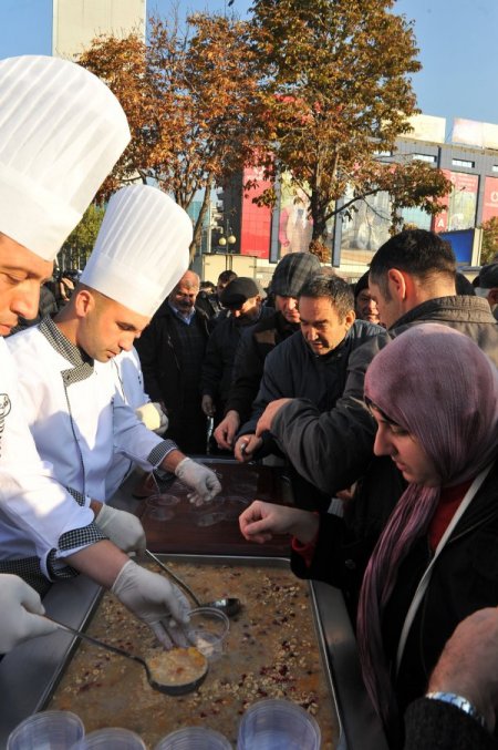 Ankara Büyükşehir ve Gazi Üniversitesi, Kızılay'da aşure dağıttı