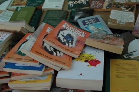 Ankara Emniyeti, 15 bin TL'lik bandrolsüz kitap ele geçirdi