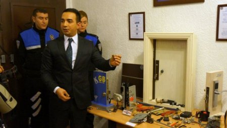 Ankara polisi hırsızların eve girişte kullandığı yöntemleri uygulamalı anlatacak