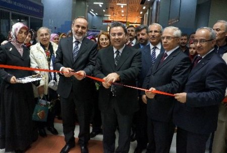 Ankara'da ‘Çizgilerle Kırk Hadis’ sergisi açıldı