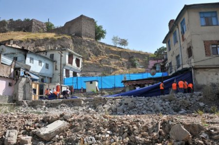 Ankara'da genelev işletmecilerinin, yıkılan duvar yerine çektiği branda söküldü