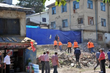 Ankara'da genelev işletmecilerinin, yıkılan duvar yerine çektiği branda söküldü