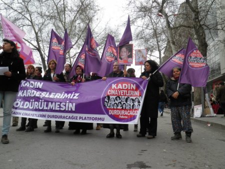 Ankara'da kadınlar, kadın cinayetlerine karşı eylem yaptı