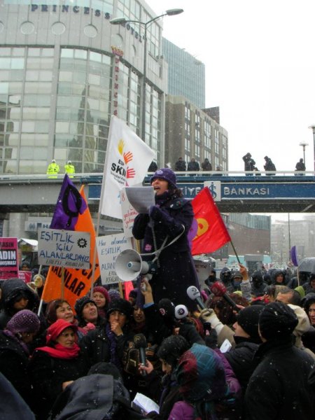 Ankara'da Kadınlar Kar Altında Yürüdü