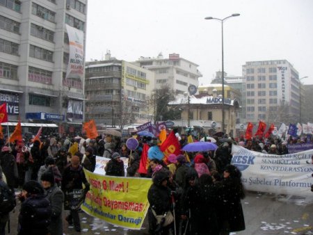 Ankara'da Kadınlar Kar Altında Yürüdü