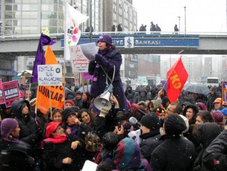 Ankara'da Kadınlar Kar Altında Yürüdü