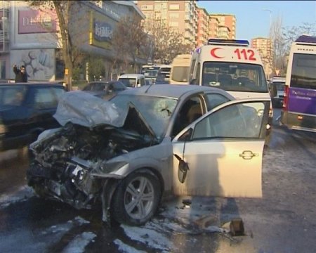 Ankara’da otomobil ile minibüs kafa kafaya çarpıştı: 1‘i ağır, 7 yaralı