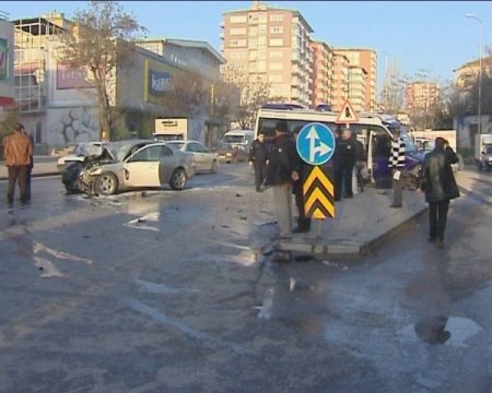 Ankara’da otomobil ile minibüs kafa kafaya çarpıştı: 1‘i ağır, 7 yaralı