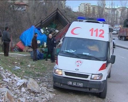 Ankara’da sebze kamyonu yoldan çıktı: 1’i ağır, 4 yaralı