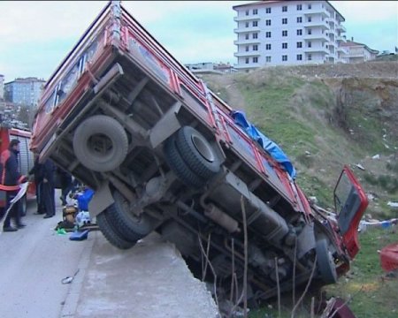 Ankara’da sebze kamyonu yoldan çıktı: 1’i ağır, 4 yaralı