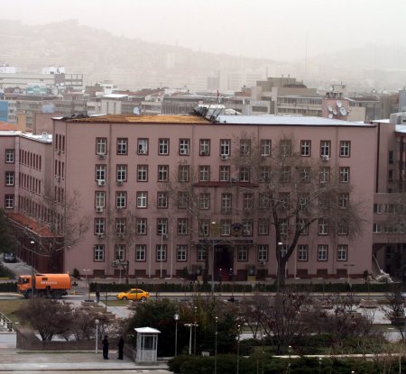 Ankara’da şiddetli rüzgar, evlerin çatılarını uçurdu