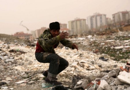 Ankara’da şiddetli rüzgar, evlerin çatılarını uçurdu