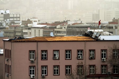 Ankara’da şiddetli rüzgar, evlerin çatılarını uçurdu