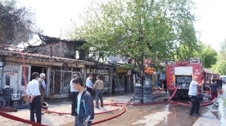 Ankara'da yangın: 3 iş yeri ile 1 gecekondu tamamen yandı (Özel)