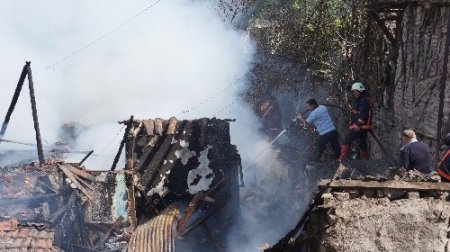 Ankara'da yangın: 3 iş yeri ile 1 gecekondu tamamen yandı (Özel)