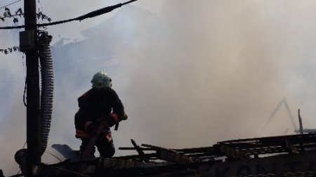 Ankara'da yangın: 3 iş yeri ile 1 gecekondu tamamen yandı (Özel)