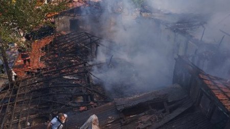 Ankara'da yangın: 3 iş yeri ile 1 gecekondu tamamen yandı (Özel)
