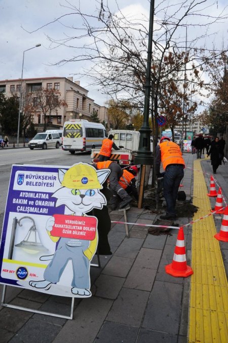 Ankara'da yaya alt - üst geçitleri ile kaldırımlardaki ışıklandırmalara bakım