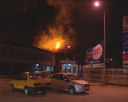 Ankara'daki yangın: Yunus Emre Halk Çarşısı'nda alevler kontrol altına alındı