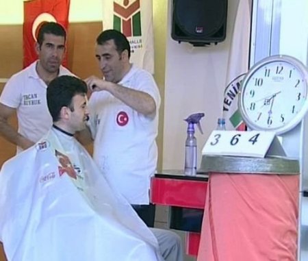 Ankaralı Berber, Bir Günde 366 Kişiyi Tıraş Ederek Dünya Rekoru Kırdı
